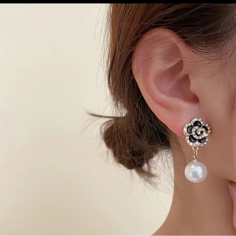Elegant Gold and Black Camilla Flower Pearl Drop Earrings